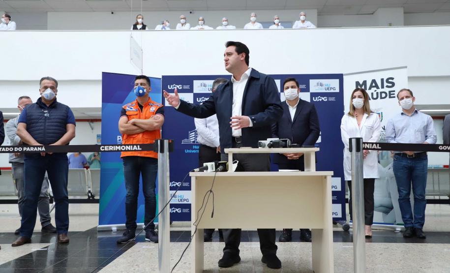 O governador Carlos Massa Ratinho Junior esteve nesta quinta-feira (23) no Hospital Regional Universitário dos Campos Gerais, em Ponta Grossa, e anunciou o repasse de mais de R$ 28 milhões para ações de combate ao novo coronavírus na região.