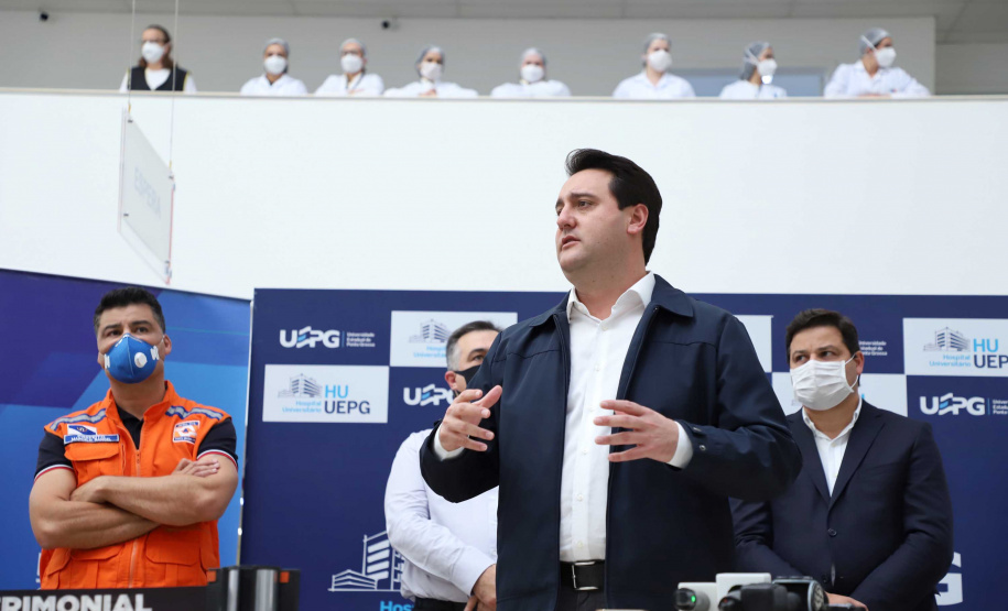 O governador Carlos Massa Ratinho Junior esteve nesta quinta-feira (23) no Hospital Regional Universitário dos Campos Gerais, em Ponta Grossa, e anunciou o repasse de mais de R$ 28 milhões para ações de combate ao novo coronavírus na região.