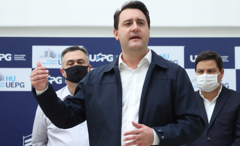 O governador Carlos Massa Ratinho Junior esteve nesta quinta-feira (23) no Hospital Regional Universitário dos Campos Gerais, em Ponta Grossa, e anunciou o repasse de mais de R$ 28 milhões para ações de combate ao novo coronavírus na região.