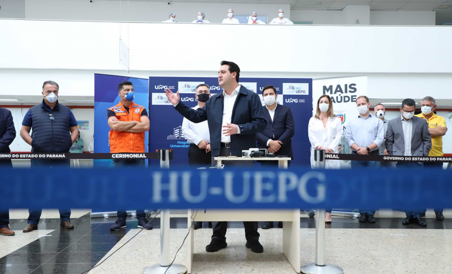 O governador Carlos Massa Ratinho Junior esteve nesta quinta-feira (23) no Hospital Regional Universitário dos Campos Gerais, em Ponta Grossa, e anunciou o repasse de mais de R$ 28 milhões para ações de combate ao novo coronavírus na região.