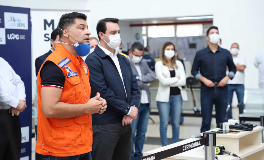 O governador Carlos Massa Ratinho Junior esteve nesta quinta-feira (23) no Hospital Regional Universitário dos Campos Gerais, em Ponta Grossa, e anunciou o repasse de mais de R$ 28 milhões para ações de combate ao novo coronavírus na região.