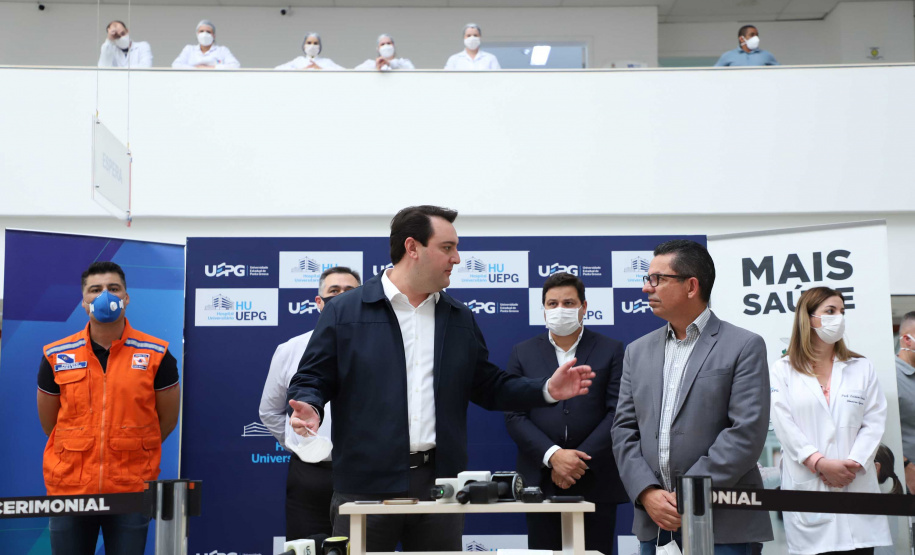 O governador Carlos Massa Ratinho Junior esteve nesta quinta-feira (23) no Hospital Regional Universitário dos Campos Gerais, em Ponta Grossa, e anunciou o repasse de mais de R$ 28 milhões para ações de combate ao novo coronavírus na região.