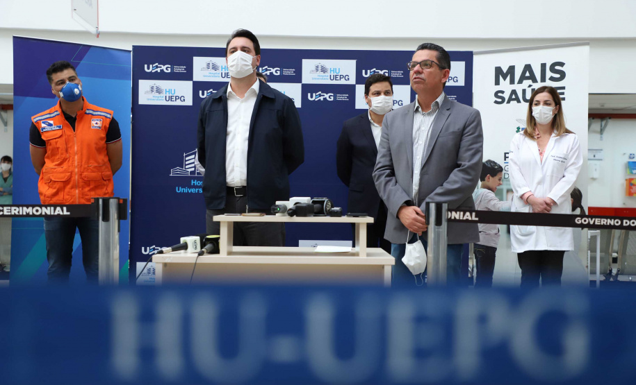 O governador Carlos Massa Ratinho Junior esteve nesta quinta-feira (23) no Hospital Regional Universitário dos Campos Gerais, em Ponta Grossa, e anunciou o repasse de mais de R$ 28 milhões para ações de combate ao novo coronavírus na região.