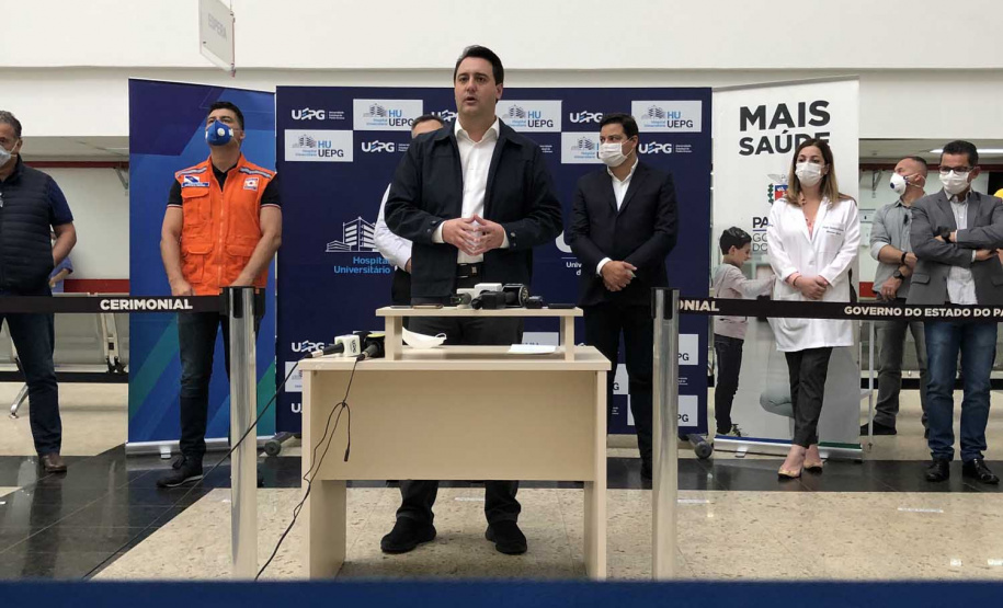 O governador Carlos Massa Ratinho Junior esteve nesta quinta-feira (23) no Hospital Regional Universitário dos Campos Gerais, em Ponta Grossa, e anunciou o repasse de mais de R$ 28 milhões para ações de combate ao novo coronavírus na região.
