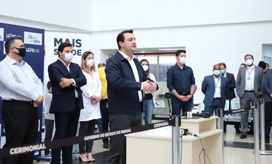 O governador Carlos Massa Ratinho Junior esteve nesta quinta-feira (23) no Hospital Regional Universitário dos Campos Gerais, em Ponta Grossa, e anunciou o repasse de mais de R$ 28 milhões para ações de combate ao novo coronavírus na região.