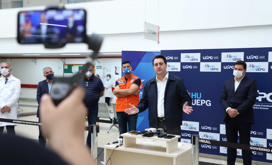 O governador Carlos Massa Ratinho Junior esteve nesta quinta-feira (23) no Hospital Regional Universitário dos Campos Gerais, em Ponta Grossa, e anunciou o repasse de mais de R$ 28 milhões para ações de combate ao novo coronavírus na região.
