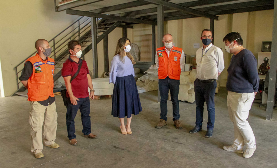 O Governo do Estado recebeu nesta quinta-feira (23) a doação de mais 6 mil litros de álcool em gel (5,3 toneladas), que serão distribuídos para entidades que atendem idosos, crianças e adolescentes, pessoas com deficiência ou outros públicos, além de serviços de saúde e da segurança pública. O produto foi doado pela rede de farmácias Nissei e entregue no depósito da Coordenadoria Estadual da Defesa Civil, na Vila Guaíra, em Curitiba. Foto: Valdelino Pontes