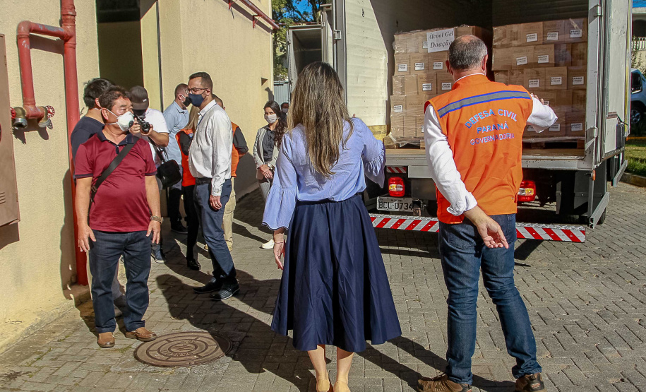 O Governo do Estado recebeu nesta quinta-feira (23) a doação de mais 6 mil litros de álcool em gel (5,3 toneladas), que serão distribuídos para entidades que atendem idosos, crianças e adolescentes, pessoas com deficiência ou outros públicos, além de serviços de saúde e da segurança pública. O produto foi doado pela rede de farmácias Nissei e entregue no depósito da Coordenadoria Estadual da Defesa Civil, na Vila Guaíra, em Curitiba. Foto: Valdelino Pontes