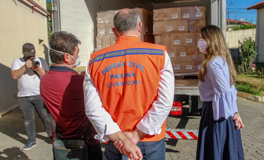 O Governo do Estado recebeu nesta quinta-feira (23) a doação de mais 6 mil litros de álcool em gel (5,3 toneladas), que serão distribuídos para entidades que atendem idosos, crianças e adolescentes, pessoas com deficiência ou outros públicos, além de serviços de saúde e da segurança pública. O produto foi doado pela rede de farmácias Nissei e entregue no depósito da Coordenadoria Estadual da Defesa Civil, na Vila Guaíra, em Curitiba. Foto: Valdelino Pontes