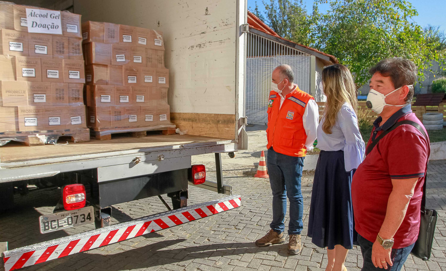 O Governo do Estado recebeu nesta quinta-feira (23) a doação de mais 6 mil litros de álcool em gel (5,3 toneladas), que serão distribuídos para entidades que atendem idosos, crianças e adolescentes, pessoas com deficiência ou outros públicos, além de serviços de saúde e da segurança pública. O produto foi doado pela rede de farmácias Nissei e entregue no depósito da Coordenadoria Estadual da Defesa Civil, na Vila Guaíra, em Curitiba. Foto: Valdelino Pontes