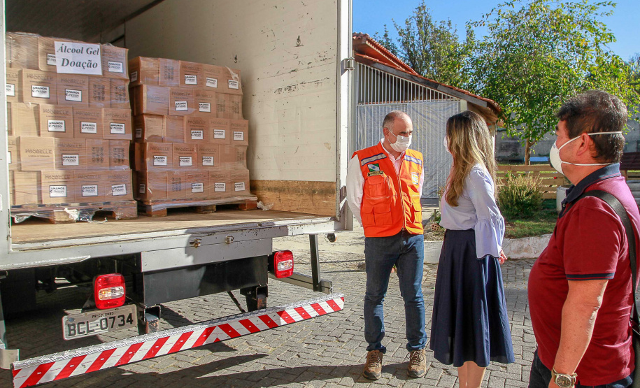 O Governo do Estado recebeu nesta quinta-feira (23) a doação de mais 6 mil litros de álcool em gel (5,3 toneladas), que serão distribuídos para entidades que atendem idosos, crianças e adolescentes, pessoas com deficiência ou outros públicos, além de serviços de saúde e da segurança pública. O produto foi doado pela rede de farmácias Nissei e entregue no depósito da Coordenadoria Estadual da Defesa Civil, na Vila Guaíra, em Curitiba. Foto: Valdelino Pontes