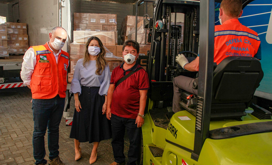 O Governo do Estado recebeu nesta quinta-feira (23) a doação de mais 6 mil litros de álcool em gel (5,3 toneladas), que serão distribuídos para entidades que atendem idosos, crianças e adolescentes, pessoas com deficiência ou outros públicos, além de serviços de saúde e da segurança pública. O produto foi doado pela rede de farmácias Nissei e entregue no depósito da Coordenadoria Estadual da Defesa Civil, na Vila Guaíra, em Curitiba. Foto: Valdelino Pontes
