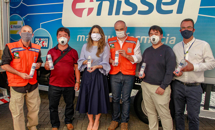 O Governo do Estado recebeu nesta quinta-feira (23) a doação de mais 6 mil litros de álcool em gel (5,3 toneladas), que serão distribuídos para entidades que atendem idosos, crianças e adolescentes, pessoas com deficiência ou outros públicos, além de serviços de saúde e da segurança pública. O produto foi doado pela rede de farmácias Nissei e entregue no depósito da Coordenadoria Estadual da Defesa Civil, na Vila Guaíra, em Curitiba. Foto: Valdelino Pontes