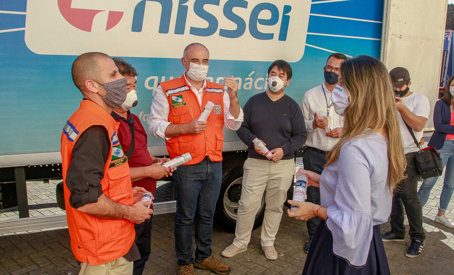 O Governo do Estado recebeu nesta quinta-feira (23) a doação de mais 6 mil litros de álcool em gel (5,3 toneladas), que serão distribuídos para entidades que atendem idosos, crianças e adolescentes, pessoas com deficiência ou outros públicos, além de serviços de saúde e da segurança pública. O produto foi doado pela rede de farmácias Nissei e entregue no depósito da Coordenadoria Estadual da Defesa Civil, na Vila Guaíra, em Curitiba. Foto: Valdelino Pontes