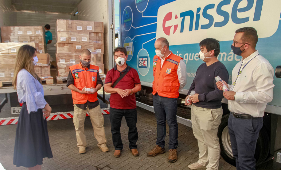 O Governo do Estado recebeu nesta quinta-feira (23) a doação de mais 6 mil litros de álcool em gel (5,3 toneladas), que serão distribuídos para entidades que atendem idosos, crianças e adolescentes, pessoas com deficiência ou outros públicos, além de serviços de saúde e da segurança pública. O produto foi doado pela rede de farmácias Nissei e entregue no depósito da Coordenadoria Estadual da Defesa Civil, na Vila Guaíra, em Curitiba. Foto: Valdelino Pontes