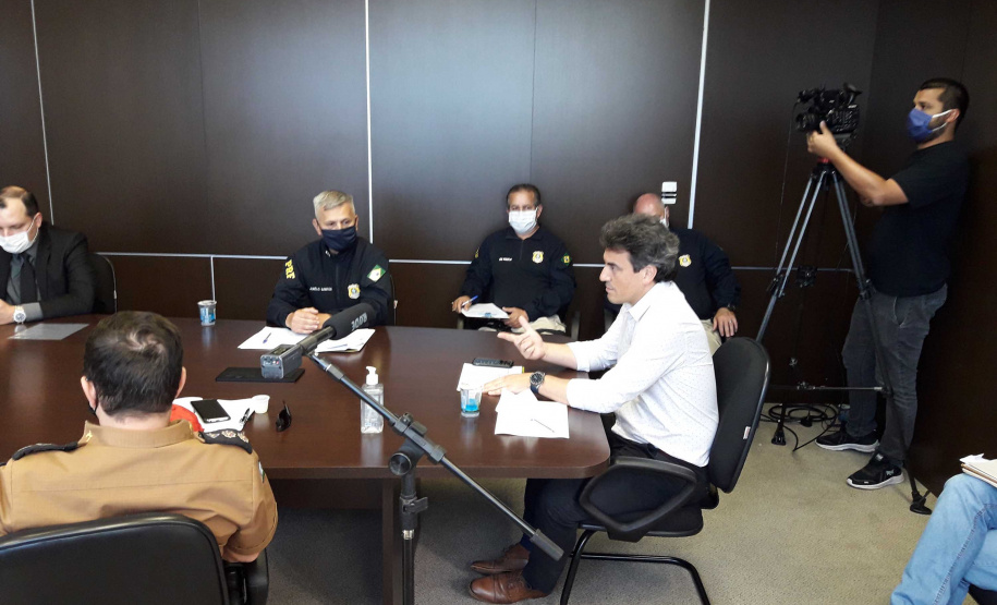 O Departamento de Estradas de Rodagem do Paraná (DER/PR) realizou nesta quinta-feira (23) uma reunião técnica, pela internet, para apresentar os projetos de engenharia de duas obras que serão realizadas na Avenida Souza Naves, em Ponta Grossa, região dos Campos Gerais. As obras são resultado do acordo de leniência entre a Concessionária CCR-Rodonorte e o Ministério Público Federal (MPF), e vão priorizar trechos com registro elevado de acidentes de trânsito.Foto:DER