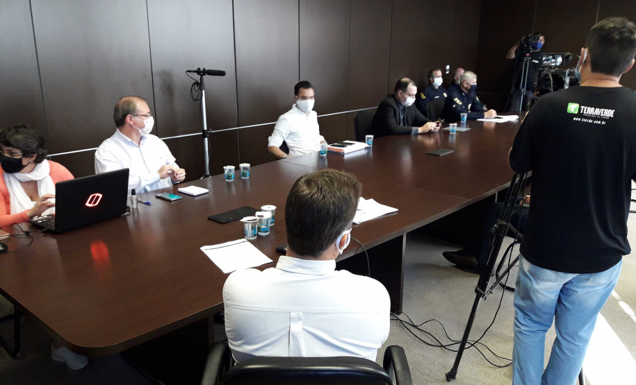 O Departamento de Estradas de Rodagem do Paraná (DER/PR) realizou nesta quinta-feira (23) uma reunião técnica, pela internet, para apresentar os projetos de engenharia de duas obras que serão realizadas na Avenida Souza Naves, em Ponta Grossa, região dos Campos Gerais. As obras são resultado do acordo de leniência entre a Concessionária CCR-Rodonorte e o Ministério Público Federal (MPF), e vão priorizar trechos com registro elevado de acidentes de trânsito.Foto:DER