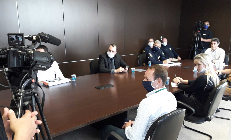 O Departamento de Estradas de Rodagem do Paraná (DER/PR) realizou nesta quinta-feira (23) uma reunião técnica, pela internet, para apresentar os projetos de engenharia de duas obras que serão realizadas na Avenida Souza Naves, em Ponta Grossa, região dos Campos Gerais. As obras são resultado do acordo de leniência entre a Concessionária CCR-Rodonorte e o Ministério Público Federal (MPF), e vão priorizar trechos com registro elevado de acidentes de trânsito.Foto:DER