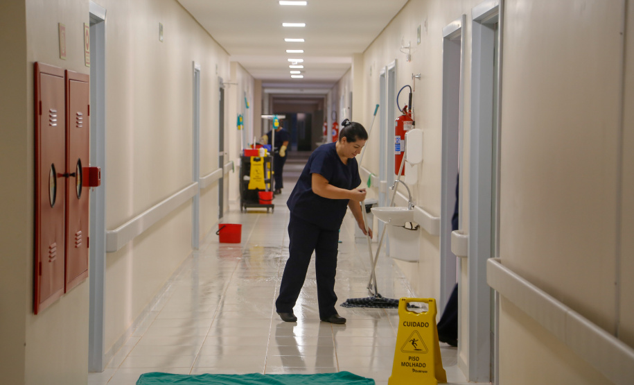 O governador Carlos Massa Ratinho Junior confirmou nesta sexta-feira (24) a contratação de 108 novos leitos para o Hospital Universitário de Maringá. O investimento é de R$ 15,3 milhões, sendo R$ 7,8 milhões para custeio para os próximos seis meses e R$ 7,5 milhões em equipamentos, mobília e insumos médicos.Foto: Gilson Abreu/AEN