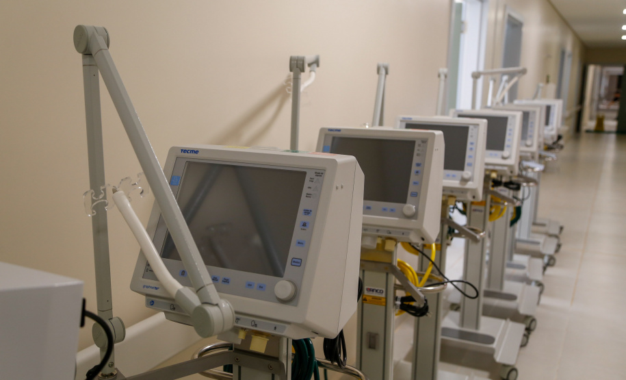 O governador Carlos Massa Ratinho Junior confirmou nesta sexta-feira (24) a contratação de 108 novos leitos para o Hospital Universitário de Maringá. O investimento é de R$ 15,3 milhões, sendo R$ 7,8 milhões para custeio para os próximos seis meses e R$ 7,5 milhões em equipamentos, mobília e insumos médicos.Foto: Gilson Abreu/AEN