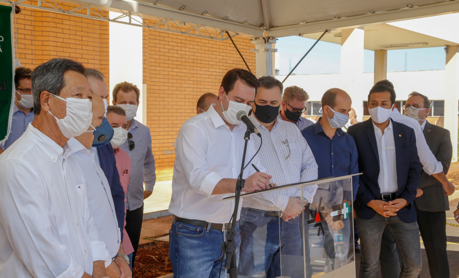 O governador Carlos Massa Ratinho Junior confirmou nesta sexta-feira (24) a contratação de 108 novos leitos para o Hospital Universitário de Maringá. O investimento é de R$ 15,3 milhões, sendo R$ 7,8 milhões para custeio para os próximos seis meses e R$ 7,5 milhões em equipamentos, mobília e insumos médicos.Foto: Gilson Abreu/AEN