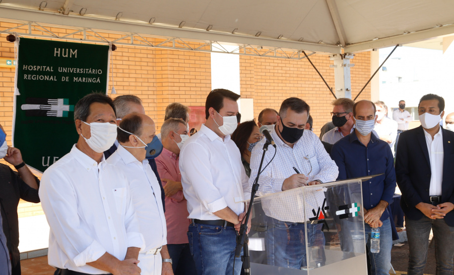 O governador Carlos Massa Ratinho Junior confirmou nesta sexta-feira (24) a contratação de 108 novos leitos para o Hospital Universitário de Maringá. O investimento é de R$ 15,3 milhões, sendo R$ 7,8 milhões para custeio para os próximos seis meses e R$ 7,5 milhões em equipamentos, mobília e insumos médicos.Foto: Gilson Abreu/AEN