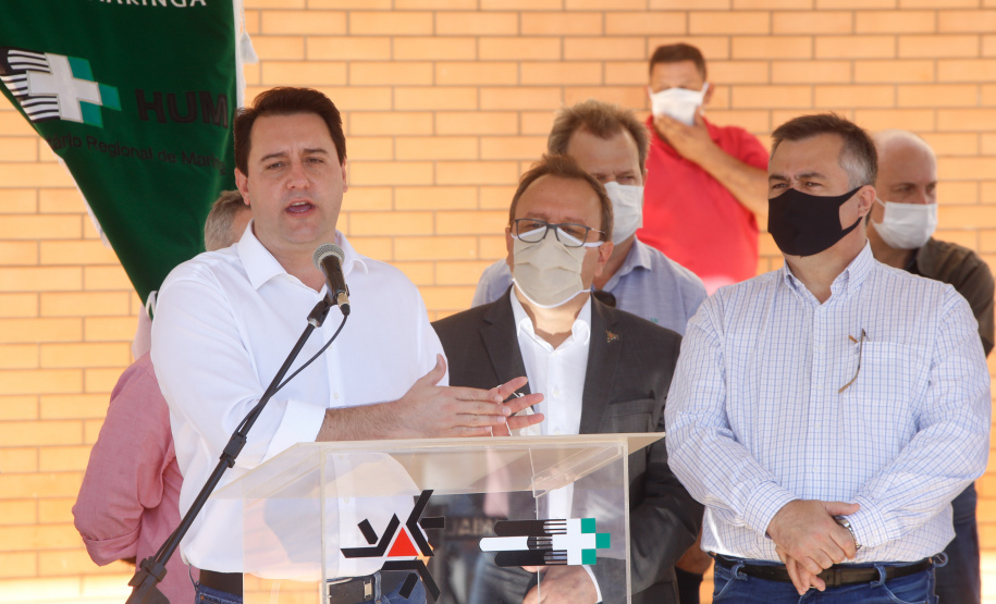 O governador Carlos Massa Ratinho Junior confirmou nesta sexta-feira (24) a contratação de 108 novos leitos para o Hospital Universitário de Maringá. O investimento é de R$ 15,3 milhões, sendo R$ 7,8 milhões para custeio para os próximos seis meses e R$ 7,5 milhões em equipamentos, mobília e insumos médicos.Foto: Gilson Abreu/AEN