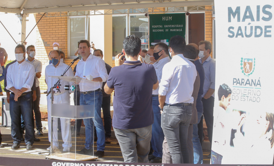 O governador Carlos Massa Ratinho Junior confirmou nesta sexta-feira (24) a contratação de 108 novos leitos para o Hospital Universitário de Maringá. O investimento é de R$ 15,3 milhões, sendo R$ 7,8 milhões para custeio para os próximos seis meses e R$ 7,5 milhões em equipamentos, mobília e insumos médicos.Foto: Gilson Abreu/AEN