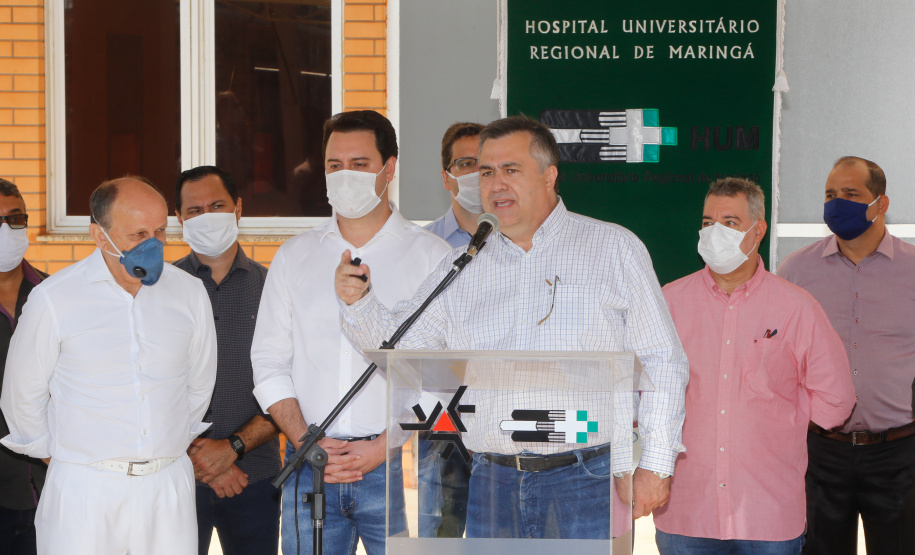 O governador Carlos Massa Ratinho Junior confirmou nesta sexta-feira (24) a contratação de 108 novos leitos para o Hospital Universitário de Maringá. O investimento é de R$ 15,3 milhões, sendo R$ 7,8 milhões para custeio para os próximos seis meses e R$ 7,5 milhões em equipamentos, mobília e insumos médicos.Foto: Gilson Abreu/AEN