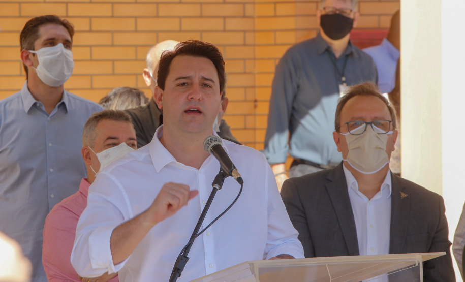 O governador Carlos Massa Ratinho Junior confirmou nesta sexta-feira (24) a contratação de 108 novos leitos para o Hospital Universitário de Maringá. O investimento é de R$ 15,3 milhões, sendo R$ 7,8 milhões para custeio para os próximos seis meses e R$ 7,5 milhões em equipamentos, mobília e insumos médicos.Foto: Gilson Abreu/AEN