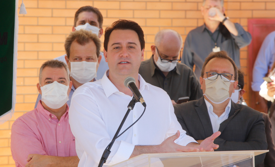 O governador Carlos Massa Ratinho Junior confirmou nesta sexta-feira (24) a contratação de 108 novos leitos para o Hospital Universitário de Maringá. O investimento é de R$ 15,3 milhões, sendo R$ 7,8 milhões para custeio para os próximos seis meses e R$ 7,5 milhões em equipamentos, mobília e insumos médicos.Foto: Gilson Abreu/AEN