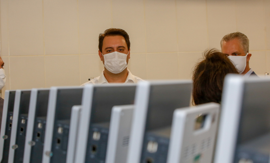 O governador Carlos Massa Ratinho Junior confirmou nesta sexta-feira (24) a contratação de 108 novos leitos para o Hospital Universitário de Maringá. O investimento é de R$ 15,3 milhões, sendo R$ 7,8 milhões para custeio para os próximos seis meses e R$ 7,5 milhões em equipamentos, mobília e insumos médicos.Foto: Gilson Abreu/AEN