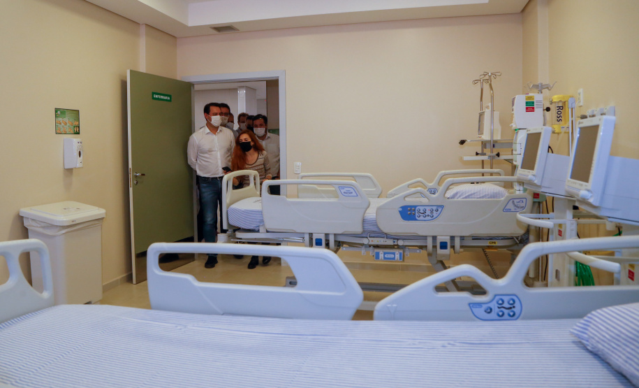 O governador Carlos Massa Ratinho Junior confirmou nesta sexta-feira (24) a contratação de 108 novos leitos para o Hospital Universitário de Maringá. O investimento é de R$ 15,3 milhões, sendo R$ 7,8 milhões para custeio para os próximos seis meses e R$ 7,5 milhões em equipamentos, mobília e insumos médicos.Foto: Gilson Abreu/AEN