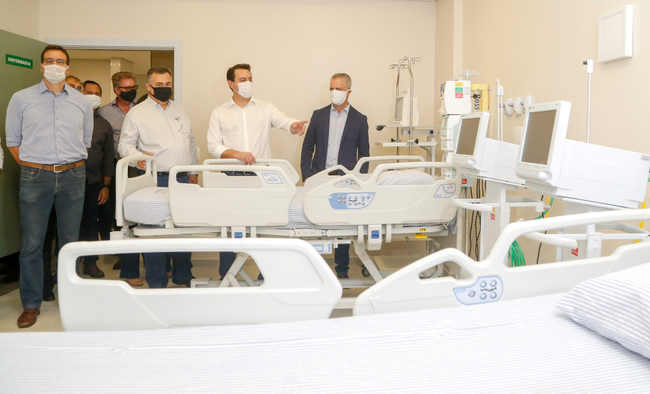 O governador Carlos Massa Ratinho Junior confirmou nesta sexta-feira (24) a contratação de 108 novos leitos para o Hospital Universitário de Maringá. O investimento é de R$ 15,3 milhões, sendo R$ 7,8 milhões para custeio para os próximos seis meses e R$ 7,5 milhões em equipamentos, mobília e insumos médicos.Foto: Gilson Abreu/AEN