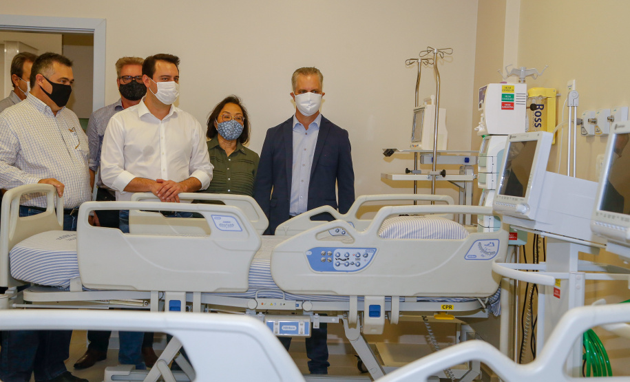 O governador Carlos Massa Ratinho Junior confirmou nesta sexta-feira (24) a contratação de 108 novos leitos para o Hospital Universitário de Maringá. O investimento é de R$ 15,3 milhões, sendo R$ 7,8 milhões para custeio para os próximos seis meses e R$ 7,5 milhões em equipamentos, mobília e insumos médicos.Foto: Gilson Abreu/AEN