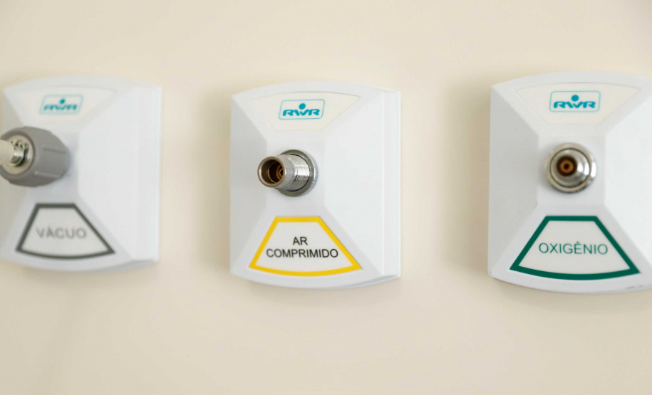 O governador Carlos Massa Ratinho Junior confirmou nesta sexta-feira (24) a contratação de 108 novos leitos para o Hospital Universitário de Maringá. O investimento é de R$ 15,3 milhões, sendo R$ 7,8 milhões para custeio para os próximos seis meses e R$ 7,5 milhões em equipamentos, mobília e insumos médicos.