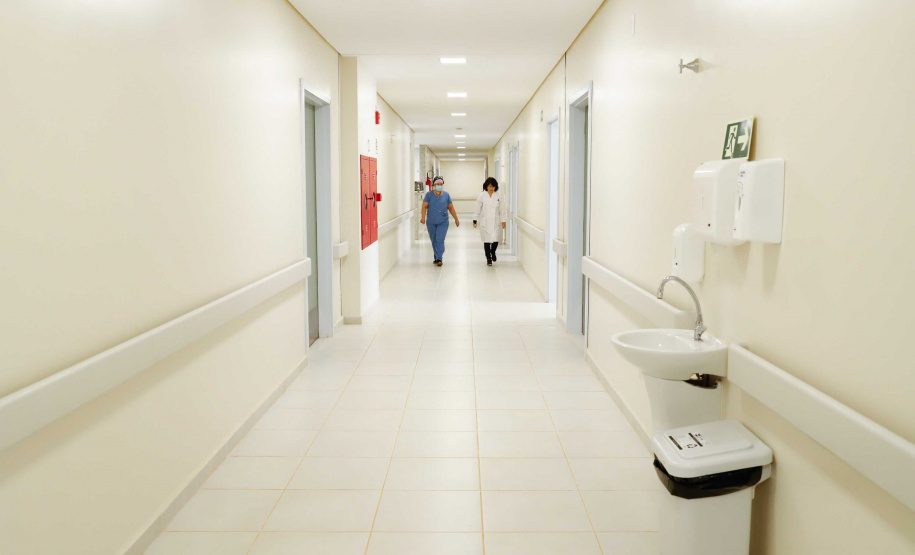 O governador Carlos Massa Ratinho Junior confirmou nesta sexta-feira (24) a contratação de 108 novos leitos para o Hospital Universitário de Maringá. O investimento é de R$ 15,3 milhões, sendo R$ 7,8 milhões para custeio para os próximos seis meses e R$ 7,5 milhões em equipamentos, mobília e insumos médicos.