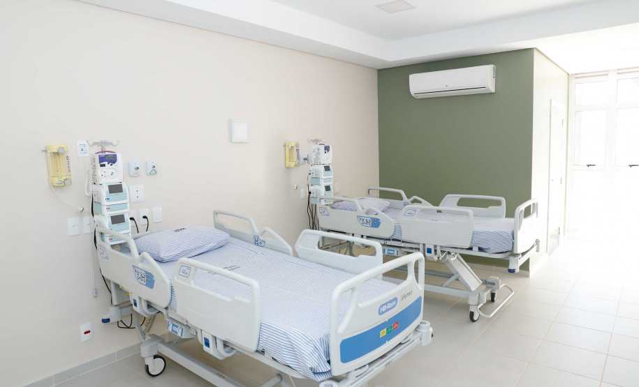 O governador Carlos Massa Ratinho Junior confirmou nesta sexta-feira (24) a contratação de 108 novos leitos para o Hospital Universitário de Maringá. O investimento é de R$ 15,3 milhões, sendo R$ 7,8 milhões para custeio para os próximos seis meses e R$ 7,5 milhões em equipamentos, mobília e insumos médicos.