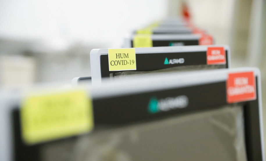 O governador Carlos Massa Ratinho Junior confirmou nesta sexta-feira (24) a contratação de 108 novos leitos para o Hospital Universitário de Maringá. O investimento é de R$ 15,3 milhões, sendo R$ 7,8 milhões para custeio para os próximos seis meses e R$ 7,5 milhões em equipamentos, mobília e insumos médicos.