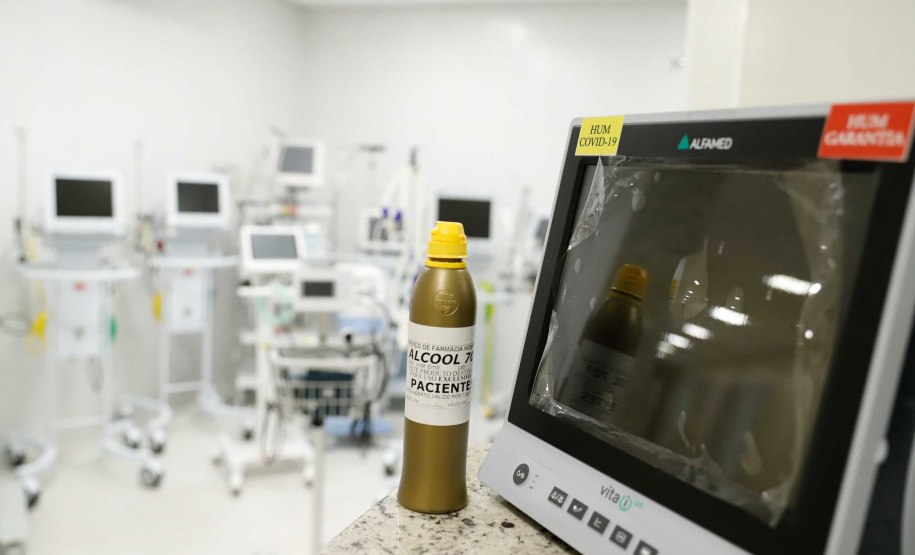 O governador Carlos Massa Ratinho Junior confirmou nesta sexta-feira (24) a contratação de 108 novos leitos para o Hospital Universitário de Maringá. O investimento é de R$ 15,3 milhões, sendo R$ 7,8 milhões para custeio para os próximos seis meses e R$ 7,5 milhões em equipamentos, mobília e insumos médicos.