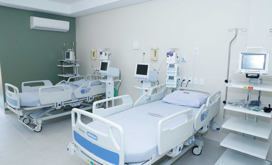 O governador Carlos Massa Ratinho Junior confirmou nesta sexta-feira (24) a contratação de 108 novos leitos para o Hospital Universitário de Maringá. O investimento é de R$ 15,3 milhões, sendo R$ 7,8 milhões para custeio para os próximos seis meses e R$ 7,5 milhões em equipamentos, mobília e insumos médicos.