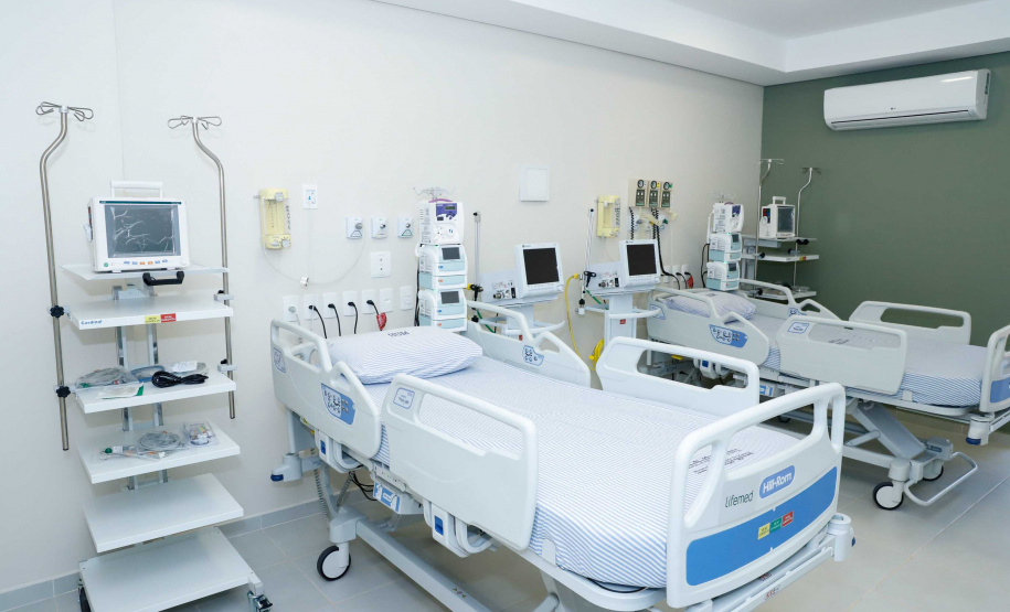 O governador Carlos Massa Ratinho Junior confirmou nesta sexta-feira (24) a contratação de 108 novos leitos para o Hospital Universitário de Maringá. O investimento é de R$ 15,3 milhões, sendo R$ 7,8 milhões para custeio para os próximos seis meses e R$ 7,5 milhões em equipamentos, mobília e insumos médicos.