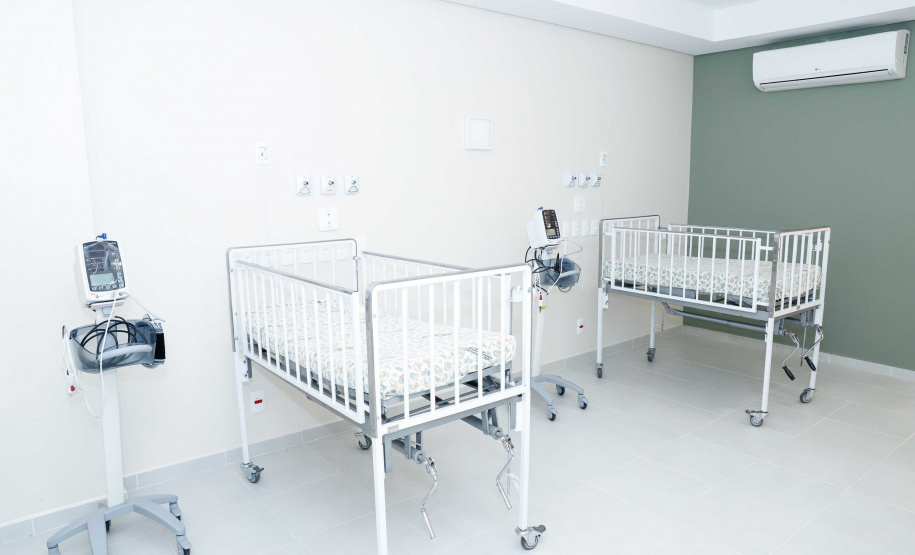 O governador Carlos Massa Ratinho Junior confirmou nesta sexta-feira (24) a contratação de 108 novos leitos para o Hospital Universitário de Maringá. O investimento é de R$ 15,3 milhões, sendo R$ 7,8 milhões para custeio para os próximos seis meses e R$ 7,5 milhões em equipamentos, mobília e insumos médicos.