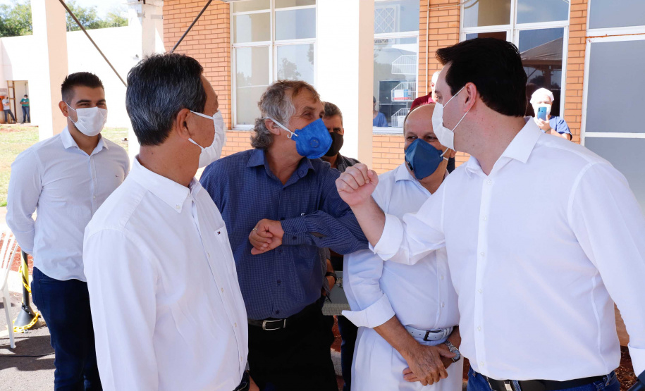 O governador Carlos Massa Ratinho Junior confirmou nesta sexta-feira (24) a contratação de 108 novos leitos para o Hospital Universitário de Maringá. O investimento é de R$ 15,3 milhões, sendo R$ 7,8 milhões para custeio para os próximos seis meses e R$ 7,5 milhões em equipamentos, mobília e insumos médicos.