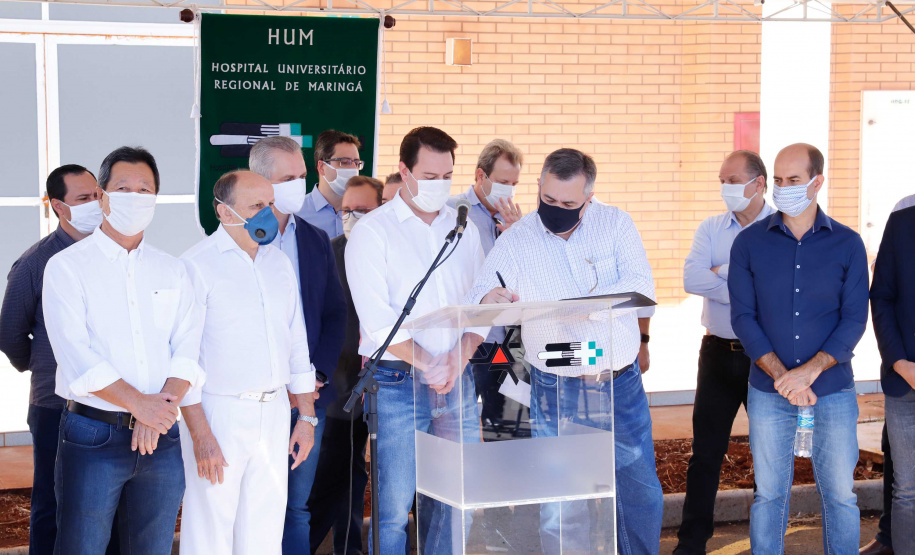 O governador Carlos Massa Ratinho Junior confirmou nesta sexta-feira (24) a contratação de 108 novos leitos para o Hospital Universitário de Maringá. O investimento é de R$ 15,3 milhões, sendo R$ 7,8 milhões para custeio para os próximos seis meses e R$ 7,5 milhões em equipamentos, mobília e insumos médicos.