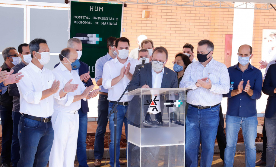 O governador Carlos Massa Ratinho Junior confirmou nesta sexta-feira (24) a contratação de 108 novos leitos para o Hospital Universitário de Maringá. O investimento é de R$ 15,3 milhões, sendo R$ 7,8 milhões para custeio para os próximos seis meses e R$ 7,5 milhões em equipamentos, mobília e insumos médicos.