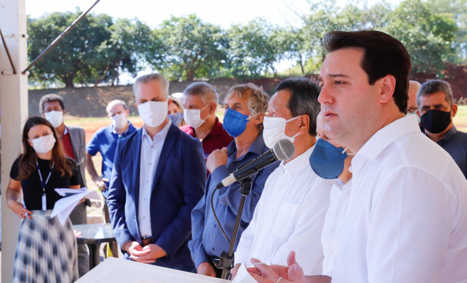 O governador Carlos Massa Ratinho Junior confirmou nesta sexta-feira (24) a contratação de 108 novos leitos para o Hospital Universitário de Maringá. O investimento é de R$ 15,3 milhões, sendo R$ 7,8 milhões para custeio para os próximos seis meses e R$ 7,5 milhões em equipamentos, mobília e insumos médicos.