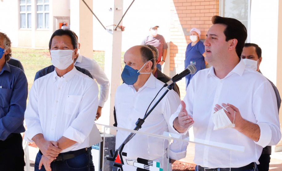 O governador Carlos Massa Ratinho Junior confirmou nesta sexta-feira (24) a contratação de 108 novos leitos para o Hospital Universitário de Maringá. O investimento é de R$ 15,3 milhões, sendo R$ 7,8 milhões para custeio para os próximos seis meses e R$ 7,5 milhões em equipamentos, mobília e insumos médicos.