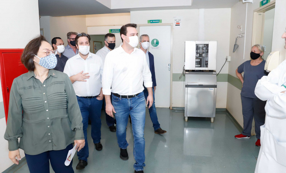 O governador Carlos Massa Ratinho Junior confirmou nesta sexta-feira (24) a contratação de 108 novos leitos para o Hospital Universitário de Maringá. O investimento é de R$ 15,3 milhões, sendo R$ 7,8 milhões para custeio para os próximos seis meses e R$ 7,5 milhões em equipamentos, mobília e insumos médicos.