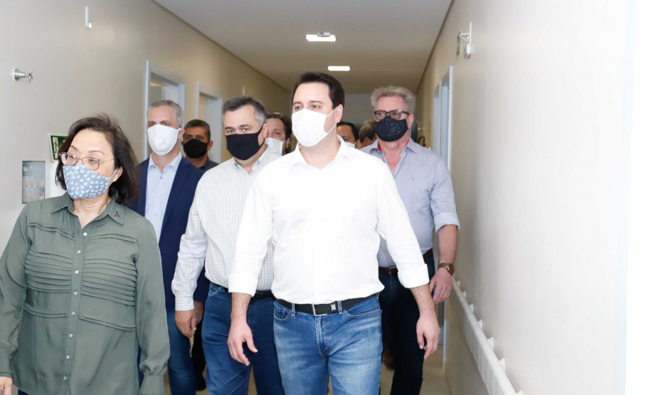 O governador Carlos Massa Ratinho Junior confirmou nesta sexta-feira (24) a contratação de 108 novos leitos para o Hospital Universitário de Maringá. O investimento é de R$ 15,3 milhões, sendo R$ 7,8 milhões para custeio para os próximos seis meses e R$ 7,5 milhões em equipamentos, mobília e insumos médicos.